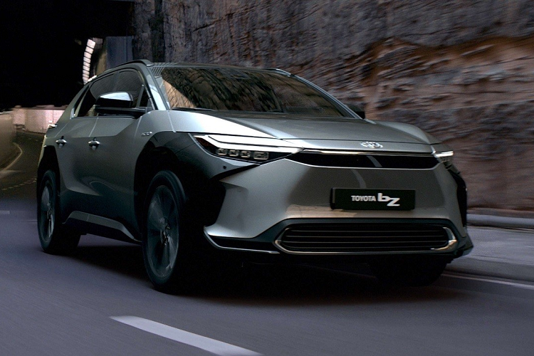  Toyota bZ4X 2023 mới hiện là một trong những mẫu xe quan trọng nhất của thương hiệu Toyota. Đây chính là mẫu ô tô thuần điện sản xuất thương mại đầu tiên của thương hiệu Nhật Bản này. bZ4X sẽ sớm được bày bán ở các thị trường lớn của Toyota trên toàn thế giới, một trong số đó có Đông Nam Á, cụ thể là Thái Lan.
