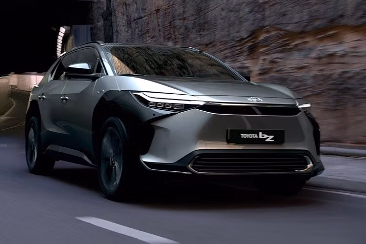  Toyota bZ4X 2023 mới hiện là một trong những mẫu xe quan trọng nhất của thương hiệu Toyota. Đây chính là mẫu ô tô thuần điện sản xuất thương mại đầu tiên của thương hiệu Nhật Bản này. bZ4X sẽ sớm được bày bán ở các thị trường lớn của Toyota trên toàn thế giới, một trong số đó có Đông Nam Á, cụ thể là Thái Lan.