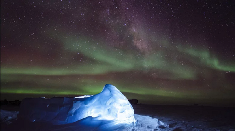 Các vùng cực trên Trái Đất được biết đến với cực quang ngoạn mục thắp sáng bầu trời đêm. Như Tạp chí Discover giải thích, cực quang được hình thành là do các hạt tích điện từ gió Mặt Trời tạo ra. Khi các hạt năng lượng này tấn công vào bầu khí quyển, chúng kích thích các phân tử gây ra ánh sáng tuyệt đẹp quen thuộc với bất kỳ ai sống ở vùng cực. Nhưng Trái Đất không phải là nơi duy nhất trong Hệ Mặt Trời có cực quang chiếu sáng bầu trời. Các nhà thiên văn đã phát hiện ra cực quang trên mọi hành tinh ngoại trừ Sao Thủy - do không có bầu khí quyển. Tuy nhiên, việc phát hiện ra cực quang trên Triton đã khiến mọi người vô cùng ngạc nhiên. Washington Post đã xuất bản một bài báo từ năm 1989, ngay sau khi Voyager 2 đến thăm Hải Vương tinh, giải thích cách cả Hải Vương tinh và Triton hiển thị cực quang trên bầu trời của chúng. Các nhà khoa học lúc đó đã rất ngạc nhiên trước những gì họ nhìn thấy, đến nỗi ban đầu họ còn do dự khi gọi nó là cực quang. Cực quang thường do từ trường của một hành tinh kéo theo các hạt gió Mặt Trời, nhưng trong trường hợp của Triton, có vẻ như là do mặt trăng quay quanh từ trường của Sao Hải Vương, và các hạt tích điện trên mặt trăng này đã bị từ tính của Sao Hải Vương quét lên. Với bầu khí quyển giàu hydro, cực quang của Sao Hải Vương rất có thể sẽ có màu đỏ, nhưng bầu khí quyển của Triton chủ yếu là nitơ, giống như Trái Đất. Điều này có nghĩa là cực quang của Triton sẽ là tương tự như trên hành tinh của chúng ta. Có thể có đại dương