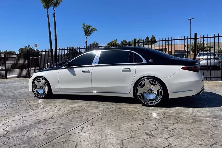 Maybach S-Class 2022 đời mới hiện được phân phối với hai phiên bản S580 và S680. Tuy nhiên hiện nay tại nước Mỹ, mới chỉ có phiên bản S580 là có sẵn hàng. Và đó cũng chính là chiếc Maybach mà chủ tịch Howell tậu cho mình. Chiếc Maybach S580 này sở hữu động cơ V8 dung tích 4.0L, có thể đạt sức mạnh lên tới 496 mã lực và mô men xoắn cực đại 700 Nm. Nhờ kết hợp cùng với một mô tơ điện mild-hybrid, cỗ máy được bổ sung thêm tới 20 mã lực và tới 200 Nm mô-men xoắn