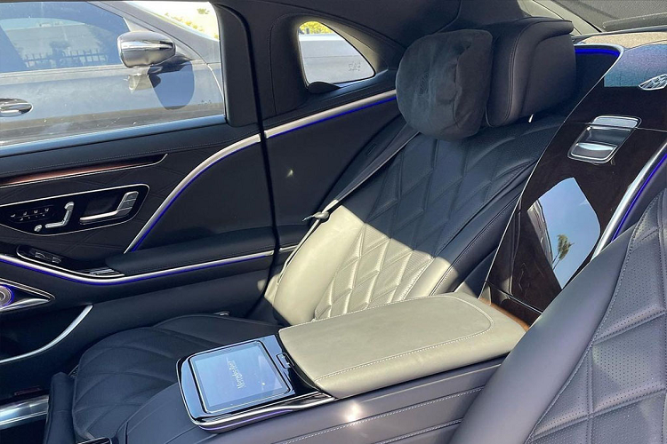 Đương nhiên, chiếc S580 cũng được trang bị những công nghệ cao cấp nhất, như hệ điều hành MBUX cực kỳ thân thiện với người dùng nhờ khả năng nhận diện cử chỉ, "hiểu" ý muốn của hành khách chỉ bằng những cú liếc mắt hay cái vẫy tay.