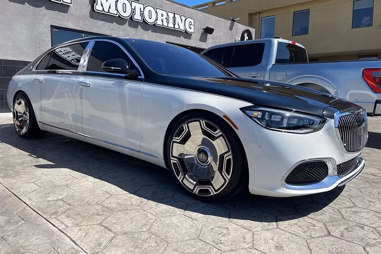 Nhà phân phối đặt tại San Diego - California, Mỹ - là địa chỉ quen thuộc, chuyên cung cấp những mẫu xe sang bậc nhất dành cho giới ngôi sao giải trí hay các vận động viên nổi tiếng ở Mỹ. Champion Motoring đồng thời cũng chính là nơi rapper Moneybagg Yo tậu Mercedes-Maybach S580 mới. Và tất nhiên, chủ tịch Marcus Howell cũng tậu xe ở đây thì không phải là một điều ngạc nhiên. Thứ đáng ngạc nhiên chính là chiếc S-Class "bá cháy" của ông chủ hãng thu âm.