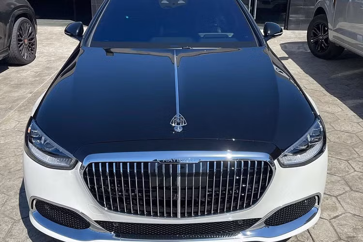 Điểm thu hút đầu tiên trên chiếc sedan sang trọng này chính là phần ngoại thất điệu đà sơn hai tông màu đen trắng - đặc điểm nhận diện không thể lẫn đi đâu được trên mỗi chiếc Mercedes-Maybach. Phần đầu xe là sự hiện diện của lưới tản nhiệt nan lớn, với kích thước ngoại cỡ thể hiện bộ mặt của vị chủ tịch. Phía sau là các radar và cảm biến, kết hợp cùng camera trước (trong gói cam360) và camera tích hợp trên kính lái, hỗ trợ công nghệ tự hành, đảm bảo đem lại những chuyến đi an toàn.