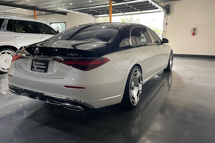 Mặc dù không thể so với cỗ máy V12 "máu chiến" trên dòng S680, tuy nhiên chiếc Maybach S580 sang trọng này cũng thừa đủ sức mạnh, đồng thời đem lại cho chủ xe sự thoải mái trên mỗi cung đường, với bộ ghế Executive tích hợp hàng loạt bài massage thư giãn. Cùng với đó, chiếc Maybach S580 này còn cung cấp cho chủ nhân đầy đủ các trang bị tiêu chuẩn của một phòng lounge hạng sang, với tủ lạnh trữ rượu và hoa quả, hay bàn làm việc dạng gấp gọn.