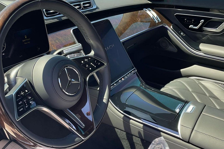 Phần đầu xe là sự hiện diện của lưới tản nhiệt nan lớn, với kích thước ngoại cỡ thể hiện bộ mặt của vị chủ tịch. Phía sau là các radar và cảm biến, kết hợp cùng camera trước (trong gói cam360) và camera tích hợp trên kính lái, hỗ trợ công nghệ tự hành, đảm bảo đem lại những chuyến đi an toàn.