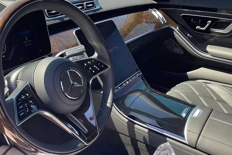 Phần đầu xe là sự hiện diện của lưới tản nhiệt nan lớn, với kích thước ngoại cỡ thể hiện bộ mặt của vị chủ tịch. Phía sau là các radar và cảm biến, kết hợp cùng camera trước (trong gói cam360) và camera tích hợp trên kính lái, hỗ trợ công nghệ tự hành, đảm bảo đem lại những chuyến đi an toàn.