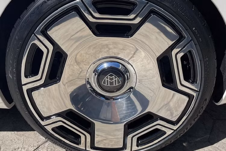 Dàn chân của xe cũng rất đáng chú ý, với bộ mâm kích thước khủng, lên tới 22 inch! Vành la-zăng được thiết kế dạng đặc và đánh bóng sáng loáng, với hoa văn 5 chấu đặc trưng và điểm nhấn là logo hai chữ M lồng vào nhau, thể hiện quyền thế và sự xa hoa của chủ xe. Bên trong khoang nội thất, vị chủ tịch hãng thu âm đã lựa cho mình những tuỳ chọn "chất ngất", với ghế da màu đen phối cùng với gỗ tự nhiên màu nâu trầm ốp trang trí quanh xe.