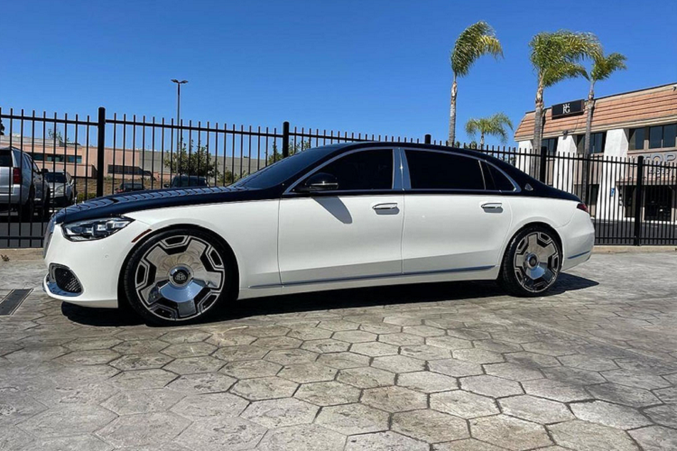 Nối gót chiếc S-Class vừa được Moneybagg Yo ra mắt hồi tuần trước, Marcus "Head" Howell - chủ tịch hãng thu âm Nless Entertainment, người đứng sau rapper da màu - cũng đã nhanh chóng tậu cho mình một chiếc Mercedes-Maybach S580 sang trọng bậc nhất cho mình. Thông tin này đã được Champion Motoring chính thức xác nhận trên kênh truyền thông mạng xã hội của mình.