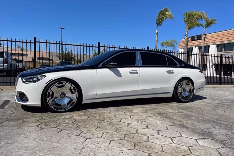 Nối gót chiếc S-Class vừa được Moneybagg Yo ra mắt hồi tuần trước, Marcus "Head" Howell - chủ tịch hãng thu âm Nless Entertainment, người đứng sau rapper da màu - cũng đã nhanh chóng tậu cho mình một chiếc Mercedes-Maybach S580 sang trọng bậc nhất cho mình. Thông tin này đã được Champion Motoring chính thức xác nhận trên kênh truyền thông mạng xã hội của mình.