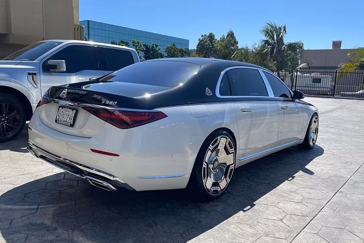 Như vậy, rapper Moneybagg Yo và vị chủ tịch hãng thu âm Nless Entertainment hoàn toàn có thể yên tâm chiếm sóng spotlight mỗi khi xuất hiện tại các sự kiện giải trí với hai chiếc Maybach S-Class sóng đôi cùng nhau.