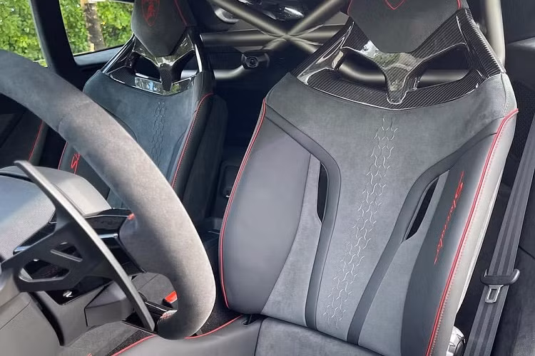 Bên trong xe cũng có đủ trang bị như ghế bọc Alcantara màu đen Verde Sterrat, màn hình cảm ứng trung tâm hay bảng đồng hồ kỹ thuật số theo phong cách off-road, bao gồm cả la bàn và đồng hồ báo góc đánh lái.