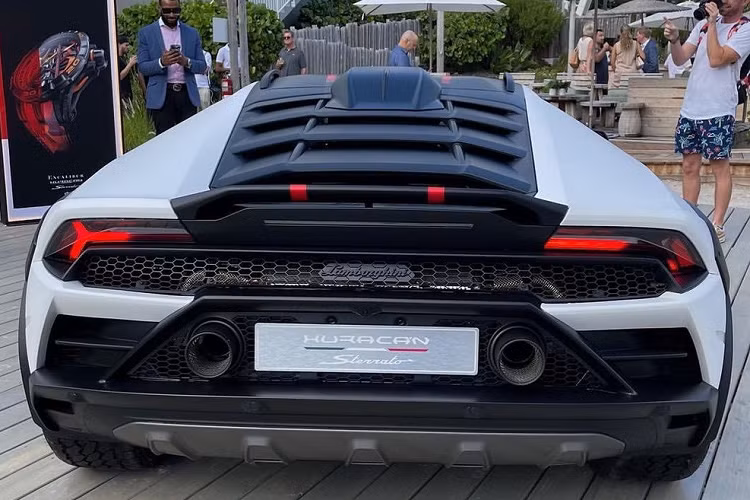 Theo hãng Lamborghini, chỉ có đúng 1.499 chiếc Huracan Sterrato được sản xuất và bán ra toàn cầu. Đây cũng là mẫu xe cuối cùng của Lamborghini dùng động cơ xăng hút khí tự nhiên mà không có sự hỗ trợ của mô-tơ điện.
