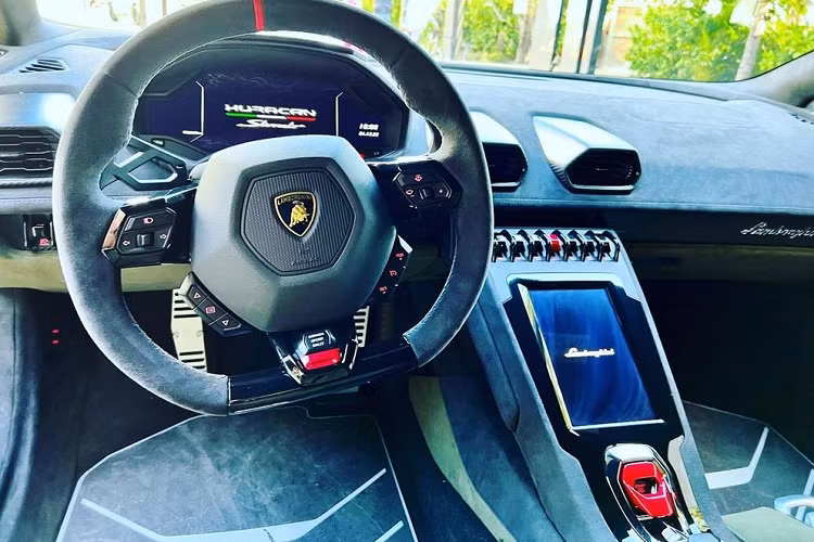 Ngoài ra, xe còn có 2 chế độ lái Strada (đường phố) và Sport (thể thao). Xe có thể tăng tốc từ 0-100 km/h trong thời gian 3,4 giây và đạt vận tốc tối đa 260 km/h. Tuy có thể chạy trên đường cát, đường sỏi hoặc đường nhiều bụi đất nhưng Lamborghini Huracan Sterrato chủ yếu được thiết kế để vận hành trên đường phố.