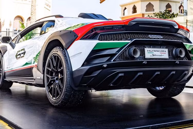 Khác với xe ra mắt tại Miami, bang Florida, Mỹ cách đây vài ngày, siêu xe Lamborghini Huracan Sterrato trưng bày tại vịnh Doha của Qatar được sơn màu trắng Bianco Isi với những sọc sơn màu đỏ và xanh, lấy cảm hứng từ quốc kỳ Ý.