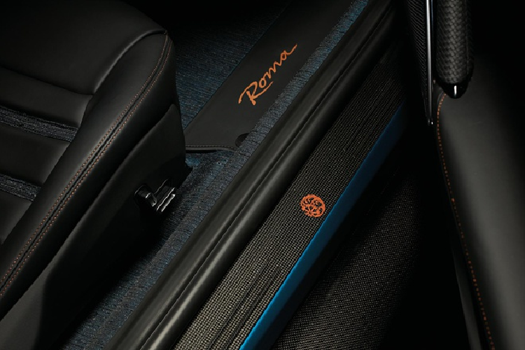 Ngoài ra, xe còn có tay nắm cửa được bọc trong những dải da đen dệt bằng tay lấy cảm hứng từ kỹ thuật quấn kiếm katana ‘tsukami’ của Nhật Bản, bao quanh cần chuyển số và cần gạt được mạ đồng lấy cảm hứng từ hộp trà bằng đồng. Đường nét của buồng lái kép, vành bánh xe và biểu tượng kamon cũng được hoàn thiện bằng đồng.