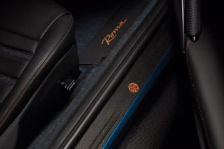 Ngoài ra, xe còn có tay nắm cửa được bọc trong những dải da đen dệt bằng tay lấy cảm hứng từ kỹ thuật quấn kiếm katana ‘tsukami’ của Nhật Bản, bao quanh cần chuyển số và cần gạt được mạ đồng lấy cảm hứng từ hộp trà bằng đồng. Đường nét của buồng lái kép, vành bánh xe và biểu tượng kamon cũng được hoàn thiện bằng đồng.