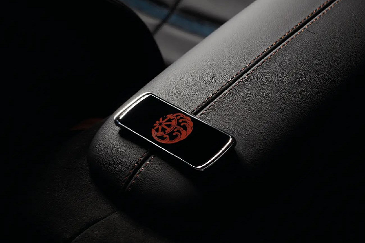 Thiết kế của siêu xe Ferrari Roma do Giám đốc thiết kế Flavio Manzoni phụ trách, phối hợp cùng với đội ngũ của Cool Hunting để tạo nên sự thay đổi từ trong ra ngoài. Nguồn cảm hứng của họ được hình thành từ sự tương đồng giữa triết lý thiết kế và văn hóa của Italy và Nhật Bản.