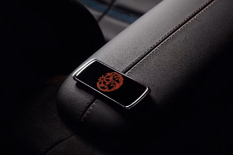 Thiết kế của siêu xe Ferrari Roma do Giám đốc thiết kế Flavio Manzoni phụ trách, phối hợp cùng với đội ngũ của Cool Hunting để tạo nên sự thay đổi từ trong ra ngoài. Nguồn cảm hứng của họ được hình thành từ sự tương đồng giữa triết lý thiết kế và văn hóa của Italy và Nhật Bản.