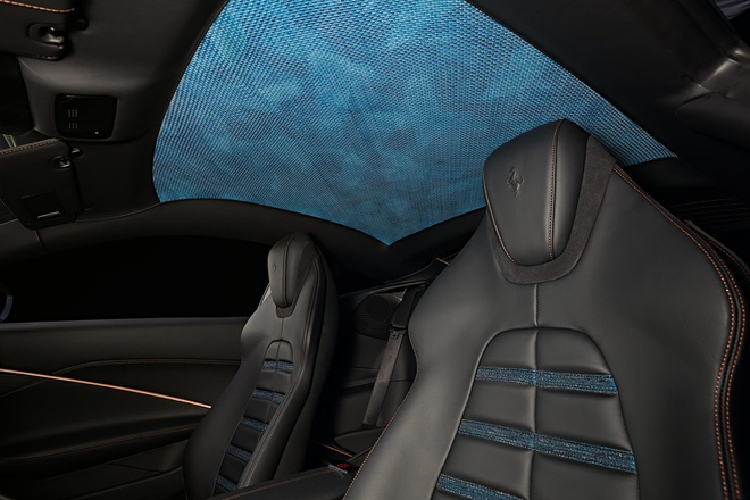 Màu sắc tương tự cũng được sử dụng cho nội thất của Roma, chất nhuộm Indigo bóng còn có thể tìm thấy trên vải Sakiori được sử dụng cho lót ghế và thảm.