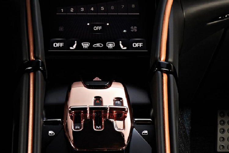 Ferrari Roma độ kimono sở hữu loại vật liệu đã được dệt bằng nylon cường độ cao từ hai bộ kimono 75 năm tuổi để đảm bảo độ bền chắc từ nguyên liệu vải ban đầu của Hajime Shoji.