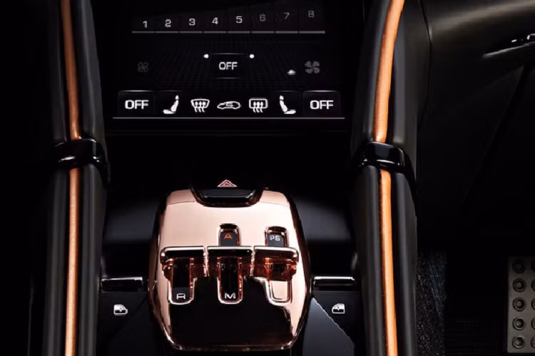 Ferrari Roma độ kimono sở hữu loại vật liệu đã được dệt bằng nylon cường độ cao từ hai bộ kimono 75 năm tuổi để đảm bảo độ bền chắc từ nguyên liệu vải ban đầu của Hajime Shoji.