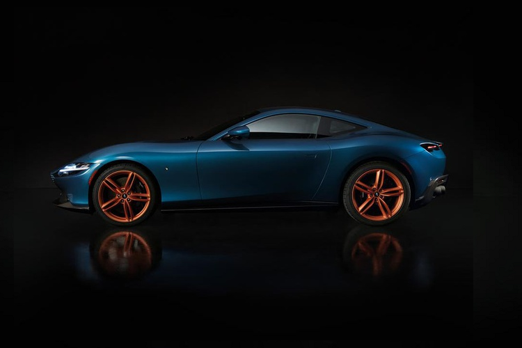 Ngoại thất xe được hoàn thiện trong một lớp sơn màu xanh lam sống động đặc biệt có tên Indigo Metal, lấy cảm hứng từ kỹ thuật nhuộm chàm truyền thống của Nhật Bản. Indigo chủ yếu được sử dụng trong văn hóa thiết kế của Nhật Bản, loại thuốc nhuộm truyền thống được sản xuất tự nhiên, chỉ có 5 trang trại còn lại ở Tokushima sản xuất Indigo và vì đặc tính kháng khuẩn, nó thường được sử dụng cho khăn trải giường, quần áo và chăn ga gối đệm.