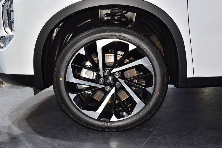 Tiếp đến là bộ vành hợp kim 20 inch với thiết kế đa chấu, lốp 255/45 R20, vòm bánh xe "cơ bắp", cửa sổ thẳng đứng cũng như cột D dày dặn. Đường chân kính mạ crôm, kéo dài lên cột D giúp tăng vẻ cao cấp cho mẫu SUV hạng C này. Đằng sau xe, Mitsubishi Outlander 2022 đi kèm cụm đèn hậu nằm ngang với thiết kế thanh mảnh, cửa cốp thẳng đứng, 2 đầu ống xả giả hình chữ nhật và ốp gầm màu bạc giống ở đầu xe.