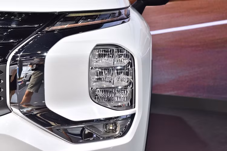 Trừ động cơ, Mitsubishi Outlander 2022 dành cho Trung Quốc không khác biệt nhiều về thiết kế nội - ngoại thất. Xe cũng được trang bị lưới tản nhiệt cỡ lớn với 3 nẹp mạ crôm nằm ngang trên đầu xe. Lưới tản nhiệt được bao quanh bằng 2 nẹp mạ crôm tạo thành hình chữ "X" đặc trưng. Thêm vào đó là hệ thống đèn 2 tầng với dải đèn LED định vị ban ngày kiêm đèn xi nhan được đặt bên trên và đèn pha nằm dọc bên dưới. Hốc gió trung tâm của xe được thiết kế hình thang với viền màu bạc.