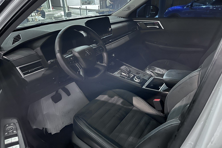 Bên cạnh đó là những trang bị đáng chú ý như vô lăng 4 chấu, bảng đồng hồ kỹ thuật số với màn hình 12,3 inch, màn hình thông tin giải trí 9 inch, hỗ trợ Apple CarPlay/Android Auto, màn hình chỉnh điều hòa, màn hình hiển thị thông tin kính lái 10,8 inch, cần số điện tử, hệ thống âm thanh Bose 10 loa và cửa sổ trời toàn cảnh.