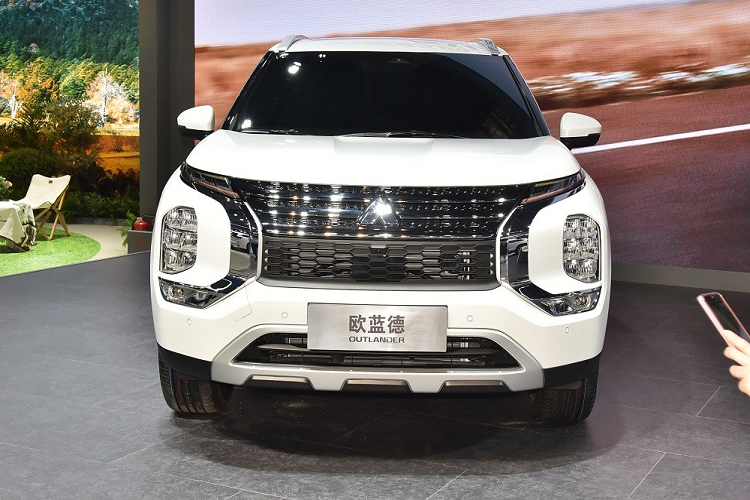 Ngoài ra ở những thị trường khác, mẫu xe SUV Mitsubishi Outlander 2022 còn có hệ truyền động plug-in hybrid, bao gồm máy xăng 4 xi-lanh, dung tích 2.4L, 2 mô-tơ điện nằm trên 2 cầu và cụm pin lithium-ion 20 kWh. Mô-tơ điện trên cầu trước có công suất tối đa 114 mã lực và con số tương ứng của mô-tơ còn lại là 134 mã lực.