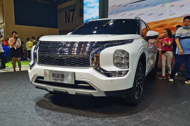 Mitsubishi Outlander thế hệ mới đã lần đầu tiên trình làng ở thị trường Mỹ vào hồi tháng 2/2021. Sau hơn 1 năm, mẫu SUV cỡ C này mới ra mắt thị trường Trung Quốc tại triển lãm Ô tô Trùng Khánh 2022. Tại thị trường sát cạnh Việt Nam, Mitsubishi Outlander 2022 mới được trang bị động cơ xăng 4 xi-lanh, tăng áp, dung tích 1.5L. Động cơ đồng hành với hộp số biến thiên vô cấp CVT và hệ dẫn động 4 bánh.