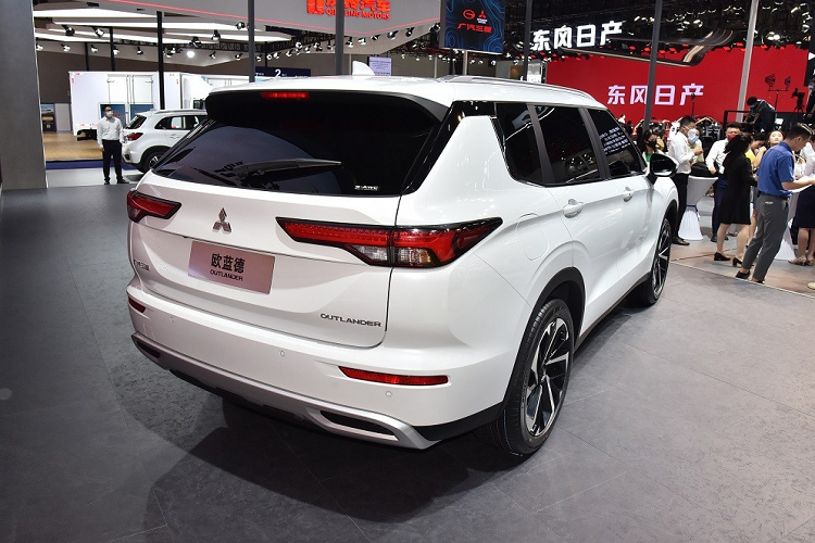 Bước vào bên trong Mitsubishi Outlander 2022, người dùng sẽ thấy không gian nội thất sang trọng và hiện đại hơn trước. Chiếc xe trưng bày trong triển lãm Ô tô Trùng Khánh được trang bị nội thất bọc da lộn màu đen với chỉ khâu tương phản.