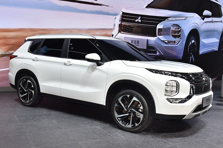 Trong khi đó, ở thị trường Mỹ, xe sử dụng động cơ xăng 4 xi-lanh thẳng hàng, dung tích 2.5L, sản sinh công suất tối đa 181 mã lực và mô-men xoắn cực đại 245 Nm. Động cơ này kết hợp cùng hộp số biến thiên vô cấp giả lập 8 cấp số, hệ dẫn động cầu trước hoặc 4 bánh.