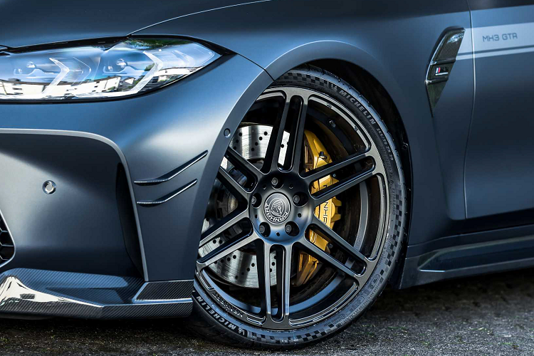 Bộ điều khiển phụ MHtronik của Manhart tăng công suất động cơ xe lên 641 mã lực và mô-men xoắn 800 Nm. Đây là một nâng cấp khá ấn tượng sơ với mức công suất nguyên bản 503 mã lực và mô-men xoắn 650 Nm. Manhart cũng cung cấp một số nâng cấp về hệ thống xả.