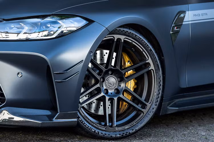 Bộ điều khiển phụ MHtronik của Manhart tăng công suất động cơ xe lên 641 mã lực và mô-men xoắn 800 Nm. Đây là một nâng cấp khá ấn tượng sơ với mức công suất nguyên bản 503 mã lực và mô-men xoắn 650 Nm. Manhart cũng cung cấp một số nâng cấp về hệ thống xả.