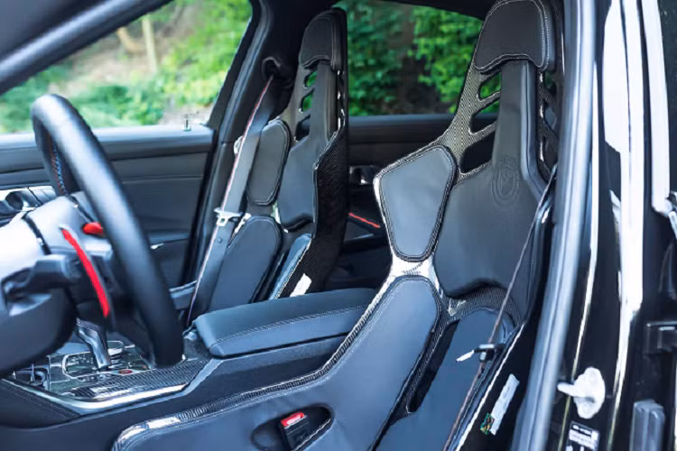 Thân xe có các bộ phận bằng carbon cho các chi tiết khí động học ở các góc trước, bên sườn xe, cánh gió sau và bộ khuếch tán. Chiếc sedan được trang bị bộ mâm sáu chấu kép, kích thước 20 inch.