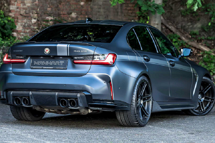 Khoang nội thất của xe cũng được nâng cấp với bộ ghế trước Recaro Podium với khung ghế được làm bằng sợi carbon, logo của thương hiệu Manhart được in nổi bên dưới tựa đầu. Hiện tại, hãng độ vẫn chưa công bố giá xe Manhart MH3 GTR 2022 độ độc đáo này.