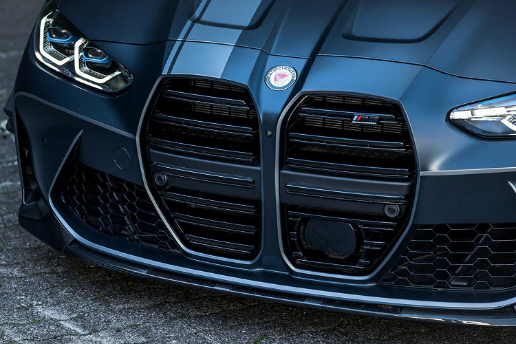 Hệ thống xả tiêu chuẩn sử dụng các ống thép không gỉ có van để kiểm soát âm thanh và thoát ra từ bốn đầu ống có đường kính 100 mm. Hệ thống xả độ cũng có thể được trang bị lớp hoàn thiện phủ carbon hoặc gốm. 