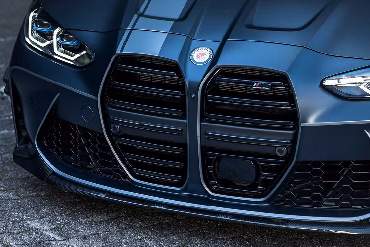 Hệ thống xả tiêu chuẩn sử dụng các ống thép không gỉ có van để kiểm soát âm thanh và thoát ra từ bốn đầu ống có đường kính 100 mm. Hệ thống xả độ cũng có thể được trang bị lớp hoàn thiện phủ carbon hoặc gốm. 