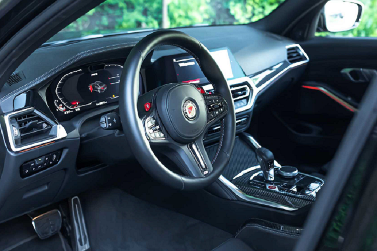 Hãng độ đến từ Đức cũng đã tiến hành nâng cấp một số chi tiết về ngoại thất của mẫu xe thể thao M3 Competition. MH3 GTR cũng sở hữu phần thân xe màu xám đậm với các sọc màu xám nhạt hơn trên mui xe, sàn sau và nắp cốp.