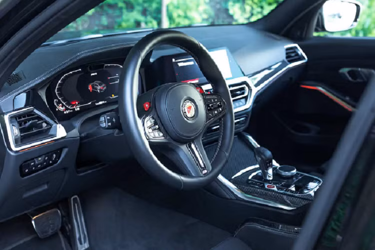 Hãng độ đến từ Đức cũng đã tiến hành nâng cấp một số chi tiết về ngoại thất của mẫu xe thể thao M3 Competition. MH3 GTR cũng sở hữu phần thân xe màu xám đậm với các sọc màu xám nhạt hơn trên mui xe, sàn sau và nắp cốp.