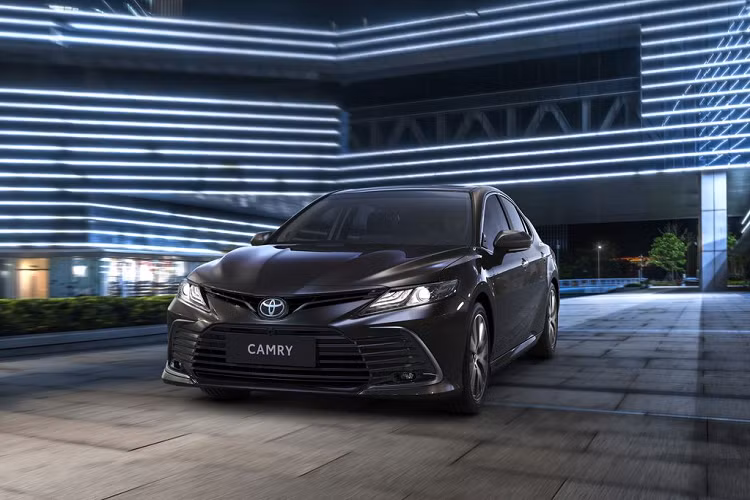 Toyota Camry hoan toan moi - tre trung hon, manh me va an toan hon