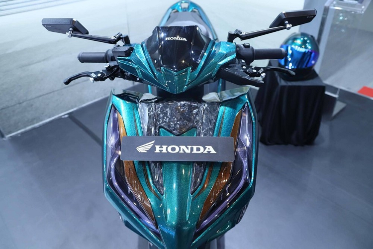 Đặc biệt, động cơ chỉ tiêu thụ lượng xăng 51,7 km/lít (khoảng 1,93 lít/100 km). Hãng Honda khẳng định Vario 125 mới là mẫu xe ga tiết kiệm xăng nhất trong phân khúc ở thị trường Indonesia hiện nay.