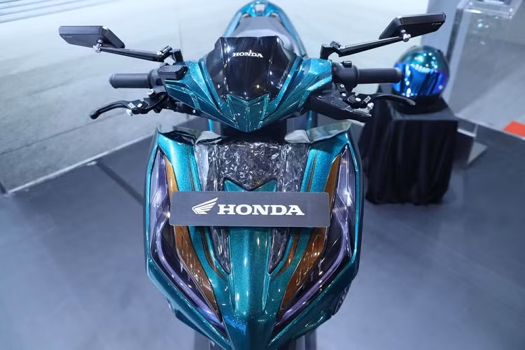 Đặc biệt, động cơ chỉ tiêu thụ lượng xăng 51,7 km/lít (khoảng 1,93 lít/100 km). Hãng Honda khẳng định Vario 125 mới là mẫu xe ga tiết kiệm xăng nhất trong phân khúc ở thị trường Indonesia hiện nay.