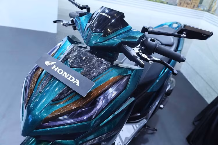 Tiếp đến là những phụ tùng độ do bên thứ 3 sản xuất (aftermarket) như dây phanh RCB, cùm phanh RCB trên bánh trước, bao tay RCB, bình dầu phụ RCB Black Series ở bánh sau, bộ giảm thanh dành cho xe ga Prospeed, lốp trước Sport Zevo 100/80-14, lốp sau Sport Zevo 110/80-14, cần phanh, đèn hậu 3 trong 1, ốp gương chiếu hậu CNC và giá đỡ biển số.