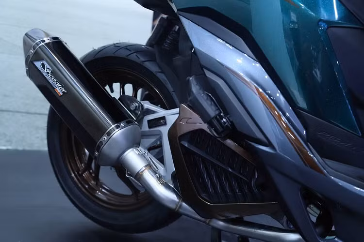 Ngoài những thay đổi trên, Honda Vario 125 Hyper Sporty vẫn dùng trang bị giống bản thường như hệ thống đèn LED 2 tầng trên đầu xe, khóa thông minh Smart Key, hệ thống tự động ngắt động cơ tạm thời Idling Stop System, cổng sạc USB Type A trong ngăn chứa đồ phía trước, bảng đồng hồ kỹ thuật số toàn phần và cốp có thể tích 18 lít bên dưới yên xe.