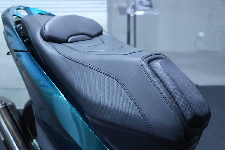 Cụ thể, phiên bản này có những phụ kiện độ chính hãng như viền tản nhiệt, viền đèn pha, kính chắn gió nhỏ trên đầu xe và thảm cao su ở sàn đặt chân. Trong khi đó, những phụ kiện độ của xe bao gồm ốp sơn airbrush ở yếm trước và động cơ cũng như vỏ đèn pha màu khói. Những chi tiết ốp sợi carbon cũng là phụ kiện độ được thêm vào mẫu xe ga này để tăng vẻ thể thao.