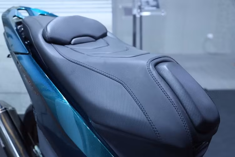 Cụ thể, phiên bản này có những phụ kiện độ chính hãng như viền tản nhiệt, viền đèn pha, kính chắn gió nhỏ trên đầu xe và thảm cao su ở sàn đặt chân. Trong khi đó, những phụ kiện độ của xe bao gồm ốp sơn airbrush ở yếm trước và động cơ cũng như vỏ đèn pha màu khói. Những chi tiết ốp sợi carbon cũng là phụ kiện độ được thêm vào mẫu xe ga này để tăng vẻ thể thao.