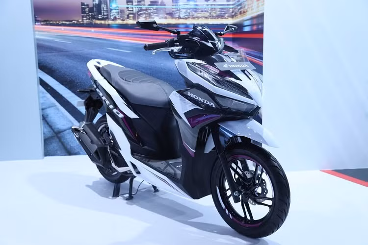 Honda Vario 125 Hyper Sporty 2022 mới được ra đời dưới sự hợp tác giữa Honda và hãng độ DJ Custom đến từ Bekasi, Indonesia. Theo hãng Honda, Vario 125 Hyper Sporty được độ theo phong cách vừa thể thao vừa cao cấp.