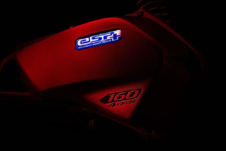 Về ngoại hình, Honda ADV 160 thế hệ mới sẽ mang nhiều nét tương tự “đàn anh” ADV 350. Xe vẫn mang kiểu dáng xe ga touring kết hợp các đường nét cơ bắp, bụi bặm. Nổi bật hai bên yếm xe là ốp cánh gió màu đen giúp ngoại hình xe thêm thể thao, ống xả của xe cũng có thiết kế tương tự như ADV 350.